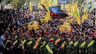 Gyászolók viszik az izraeli csapásokban megölt öt Hizbollah harcos koporsóját a gyászmenet során a dél-libanoni Nabatieh városában vasárnap (2025. november 2.).