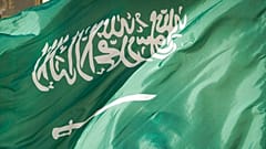  في هذه الصورة الملتقطة في 22 مارس/آذار 2018، يظهر علم المملكة العربية السعودية في واشنطن.