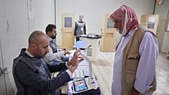 Ein vertriebener Jeside lässt vor den irakischen Parlamentswahlen am 11. November in einem Wahllokal im Scharia-Lager bei Dohuk seinen Fingerabdruck überprüfen.