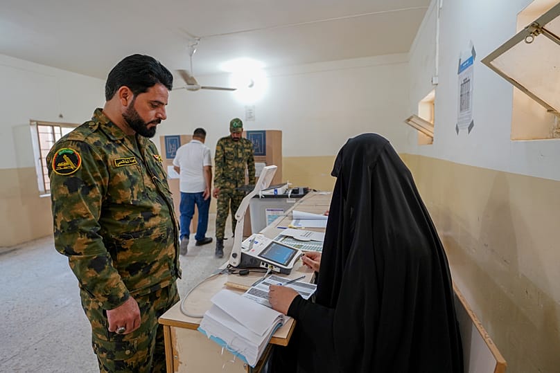  Un membre des Forces de mobilisation populaire vote lors d'une session électorale spéciale avant les élections législatives de mardi à Najaf, en Irak, le 9 novembre 2025.