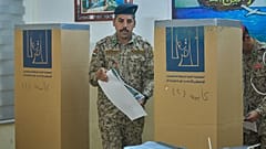 Un soldado emite su voto antes de las elecciones parlamentarias del martes en Bagdad, Irak, el domingo 9 de noviembre de 2025.