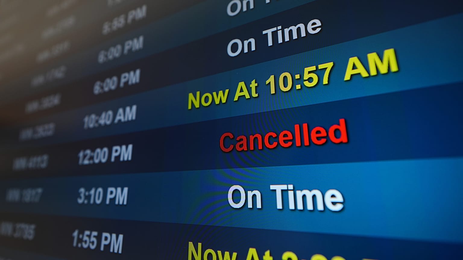 رحلة مُدرجة على أنها ملغاة في مطار سان دييغو الدولي، السبت 8 نوفمبر/تشرين الثاني 2025، في سان دييغو