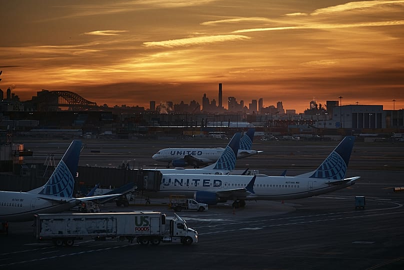 تظهر الطائرات في مطار نيوارك ليبرتي الدولي يوم الجمعة 7 نوفمبر 2025، في نيوارك، نيو جيرسي. 