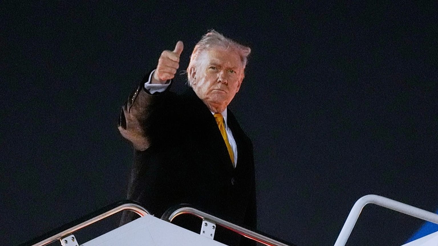  الرئيس دونالد ترامب يستقل الطائرة الرئاسية في طريقه إلى منتجعه مار-إيه-لاغو في بالم بيتش بولاية فلوريدا يوم الجمعة 7 نوفمبر/تشرين الثاني 2025. 