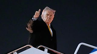  الرئيس دونالد ترامب يستقل الطائرة الرئاسية في طريقه إلى منتجعه مار-إيه-لاغو في بالم بيتش بولاية فلوريدا يوم الجمعة 7 نوفمبر/تشرين الثاني 2025. 