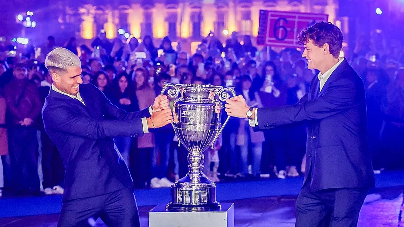 Carlos Alcaraz y Jannik Sinner posan para una foto antes de las Nitto ATP Finals en Turín, Italia, el viernes 7 de noviembre de 2025.