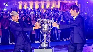 Carlos Alcaraz y Jannik Sinner posan para una foto antes de las Nitto ATP Finals en Turín, Italia, el viernes 7 de noviembre de 2025.