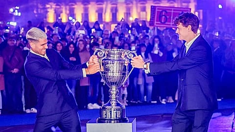 Carlos Alcaraz y Jannik Sinner posan para una foto antes de las Nitto ATP Finals en Turín, Italia, el viernes 7 de noviembre de 2025.
