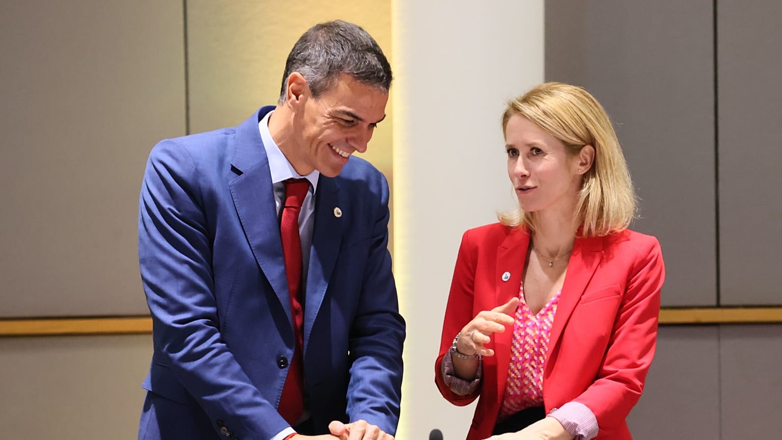 Kaja Kallas (a la derecha) conversa con Pedro Sánchez durante una cena de trabajo de la Cumbre del Euro en Bruselas, el 23 de octubre de 2025.