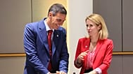 Kaja Kallas (a la derecha) conversa con Pedro Sánchez durante una cena de trabajo de la Cumbre del Euro en Bruselas, el 23 de octubre de 2025.