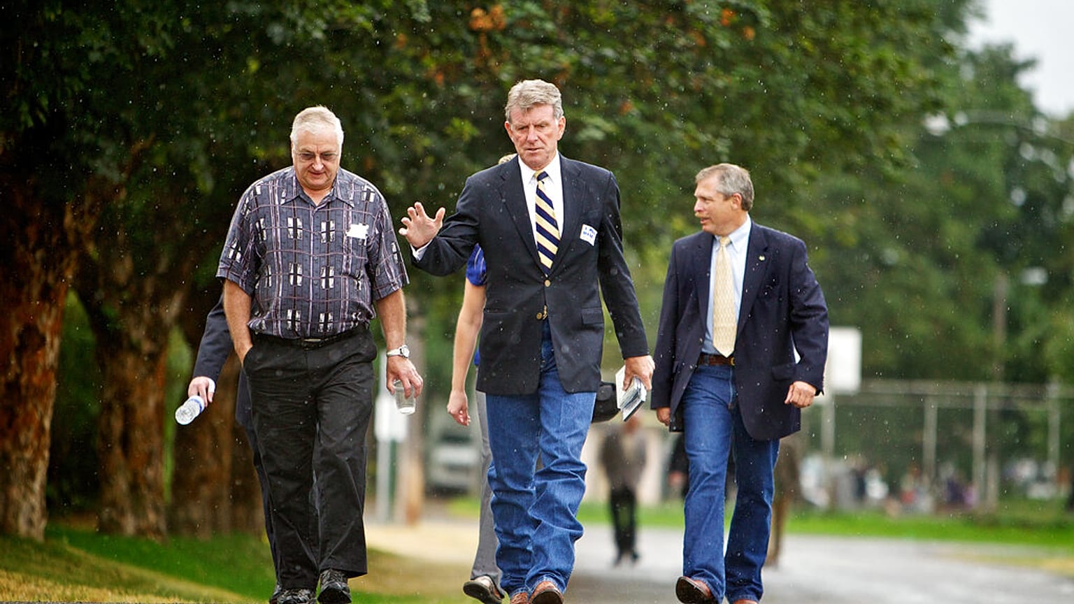  أورين موسى، على اليسار، يسير تحت المطر يوم الأربعاء، 31 أغسطس/آب 2011، متجهًا إلى مركز سبيريت ليك لكبار السن.