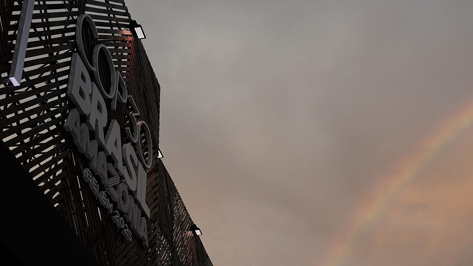 Un arcobaleno è visibile vicino al logo del Vertice sul clima delle Nazioni Unite COP30, sabato 8 novembre 2025, a Belem, in Brasile.