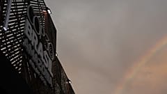Ein Regenbogen ist in der Nähe des Logos für den UN-Klimagipfel COP30 am Samstag, 8. November 2025, in Belem, Brasilien, zu sehen.