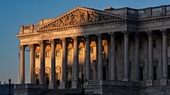 Das Repräsentantenhaus am Kapitol ist in der Morgendämmerung in Washington beleuchtet, 6. Oktober 2025.