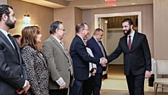 Auf diesem Foto trifft der syrische Präsident Ahmad al-Sharaa, rechts, mit Vertretern syrisch-amerikanischer Organisationen in Washington zusammen, Samstag, 8. November 2025. 