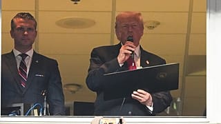 Le président Donald Trump administre le serment d'engagement avec le chef du Pentagone Pete Hegseth, à gauche, durant un match NFL entre les Washington Commanders et les De
