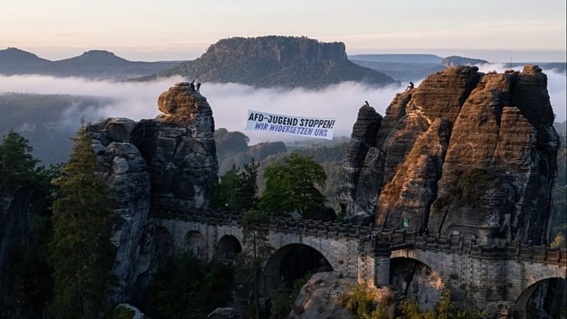 Das Protestbündnis "Widersetzen" hat ein Protestbanner gegen den AfD-Jugendparteitag an der Bastei im Osterzgebirge angebracht.