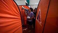 Un trabajador utiliza un megáfono para llamar a los residentes de un centro de evacuación mientras el tifón Fung-wong entra en el país el domingo 9 de noviembre de 2025.
