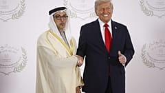 الرئيس الأميركي دونالد ترامب ونائب رئيس دولة الإمارات الشيخ منصور بن زايد آل نهيان في قمة السلام الدولية لغزة، في شرم الشيخ