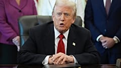 Archivbild: Präsident Donald Trump spricht bei einer Veranstaltung über Medikamentenpreise im Oval Office des Weißen Hauses in Washington. Am sechsten November 2025.