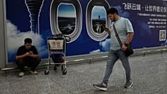 Ein Ausländer am Flughafen Baiyun in Guangzhou. Die Stadt liegt in der Provinz Guangdong im Süden Chinas - November 2025