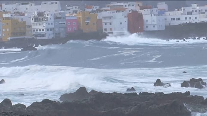 El fuerte oleaje se vuelve mortal en Tenerife, las autoridades alertan de mar peligroso