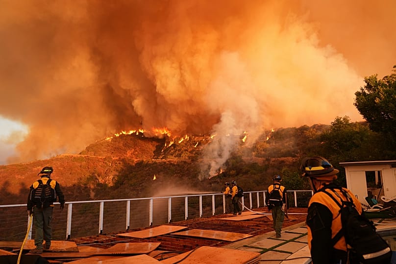 Les pompiers surveillent l’incendie de Palisades dans Mandeville Canyon, le 11 janvier 2025, à Los Angeles.
