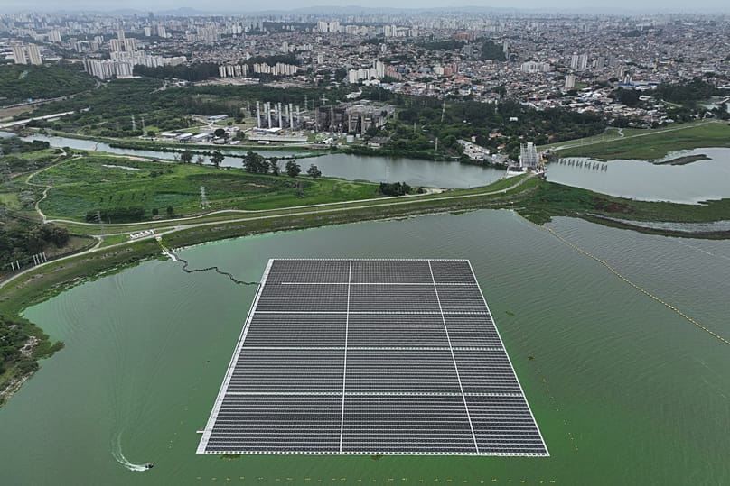 Une ferme solaire flottante est en service sur le réservoir Billings, à São Paulo, jeudi 6 novembre 2025.