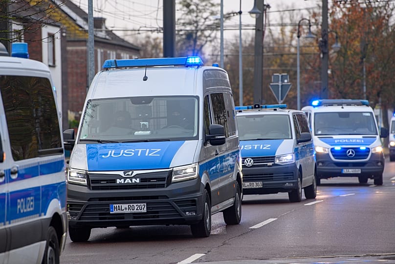 Das gesamte Gelände rund um das Gerichtsgebäude ist am Tag des Prozess-Beginns besonders gut gesichert