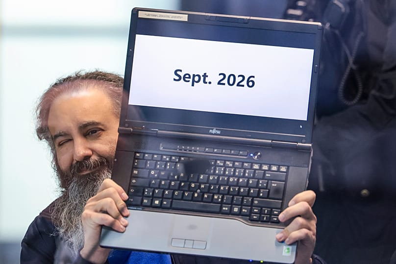 Der Angeklagte Taleb Al Abdulmohsen zeigt Botschaften auf seinem Laptop - was genau der damit meint, ist jedoch nicht klar