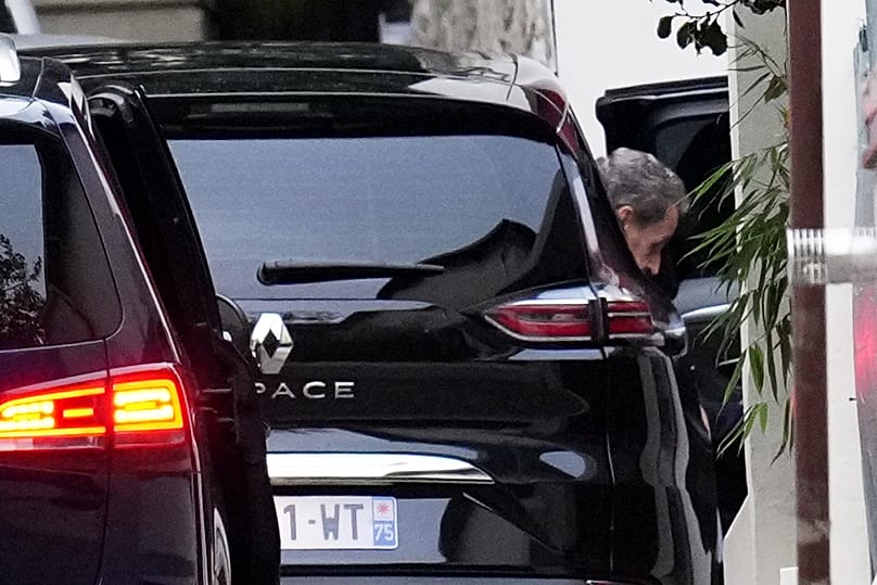 Nicolas Sarkozy sort de sa voiture à son arrivée chez lui après sa sortie de prison, le 10 novembre 2025.