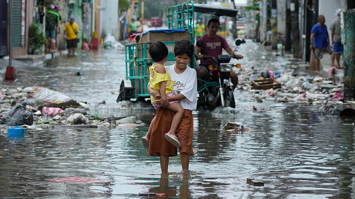 Powerful typhoon Fung-wong wreaks havoc in the Philippines, leaving 8 dead and 1.4 million displaced