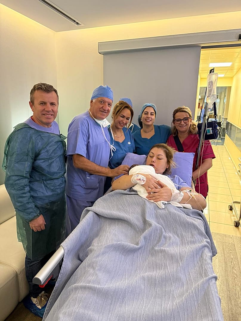 H 40χρονη με την ιατρική ομάδα 