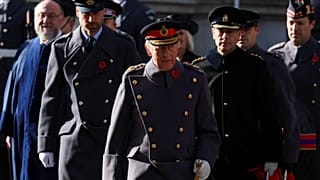 El rey Carlos III, en el centro, y el príncipe Guillermo acuden al acto anual del Domingo del Recuerdo en el Cenotafio de Whitehall, Londres, nueve de noviembre de 2025.