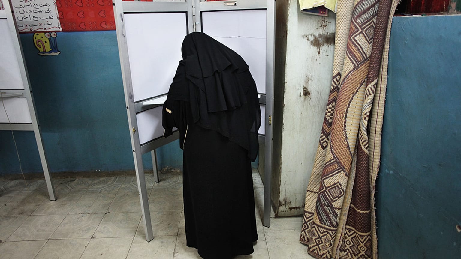 امرأة مصرية تدلي بصوتها داخل مركز اقتراع في القاهرة، مصر