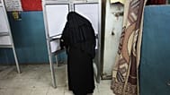 امرأة مصرية تدلي بصوتها داخل مركز اقتراع في القاهرة، مصر