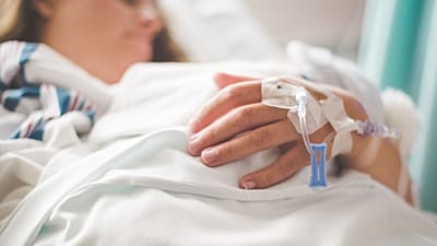 On voit un patient à l'hôpital.
