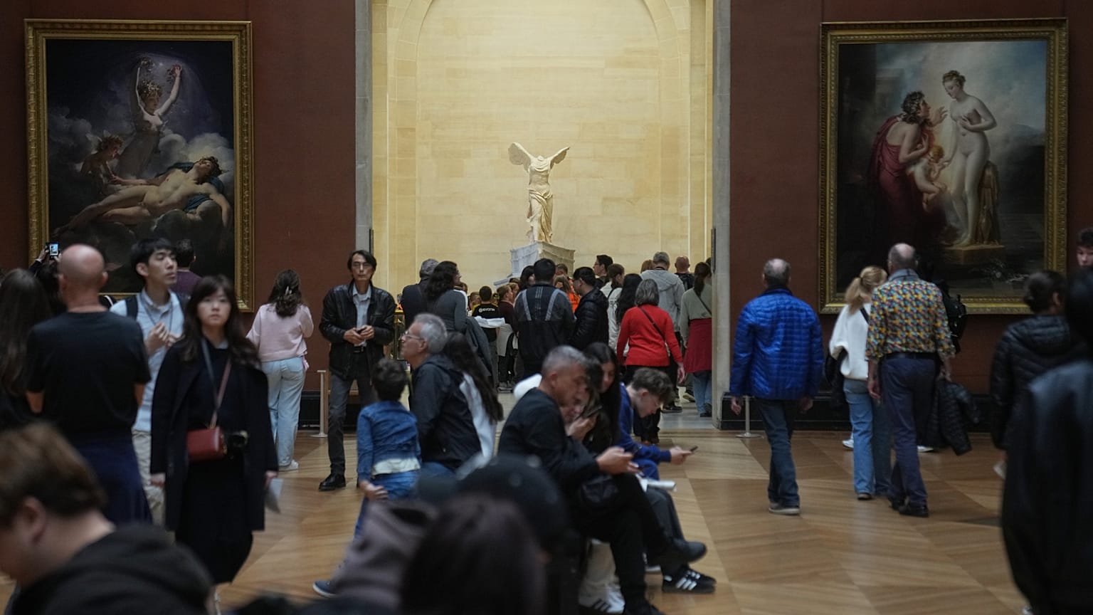 La sculpture hellénique en marbre La Victoire ailée de Samothrace, au centre, est photographiée lors de la visite du musée du Louvre, trois jours après le vol de joyaux historiques.