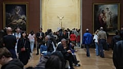 Το μαρμάρινο ελληνικό γλυπτό Η φτερωτή νίκη της Σαμοθράκης, στο κέντρο, απεικονίζεται καθώς ο κόσμος επισκέπτεται το μουσείο του Λούβρου τρεις ημέρες μετά την κλοπή ιστορικών κοσμημάτων.