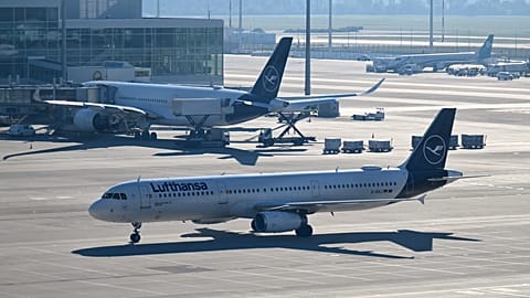 Ein Flugzeug rollt am Freitag, dem 3. Oktober 2025, auf dem Flughafen München, Deutschland, ein.