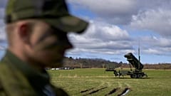 Schwedische Soldaten nehmen an einer militärischen Präsentation des Patriot-Luftabwehrraketensystems mit mittlerer Reichweite in Stockholm teil, 30. April 2023