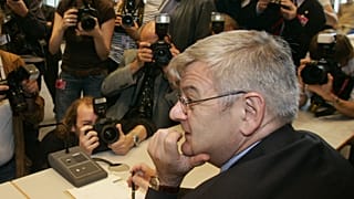 Bundesaussenminister Joschka Fischer zu Beginn einer Fraktionssitzung der Gruenen in Berlin am Dienstag, 20. September 2005. 