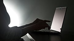 شخص يكتب على حاسوب محمول في فلوريدا.