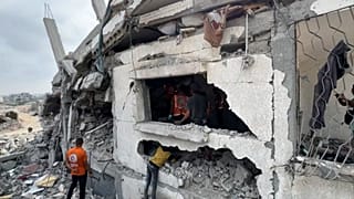 Спасатели, используя мотыги и голые руки, ищут пропавших без вести