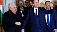 الرئيس الفرنسي إيمانويل ماكرون والرئيس الفلسطيني محمود عباس