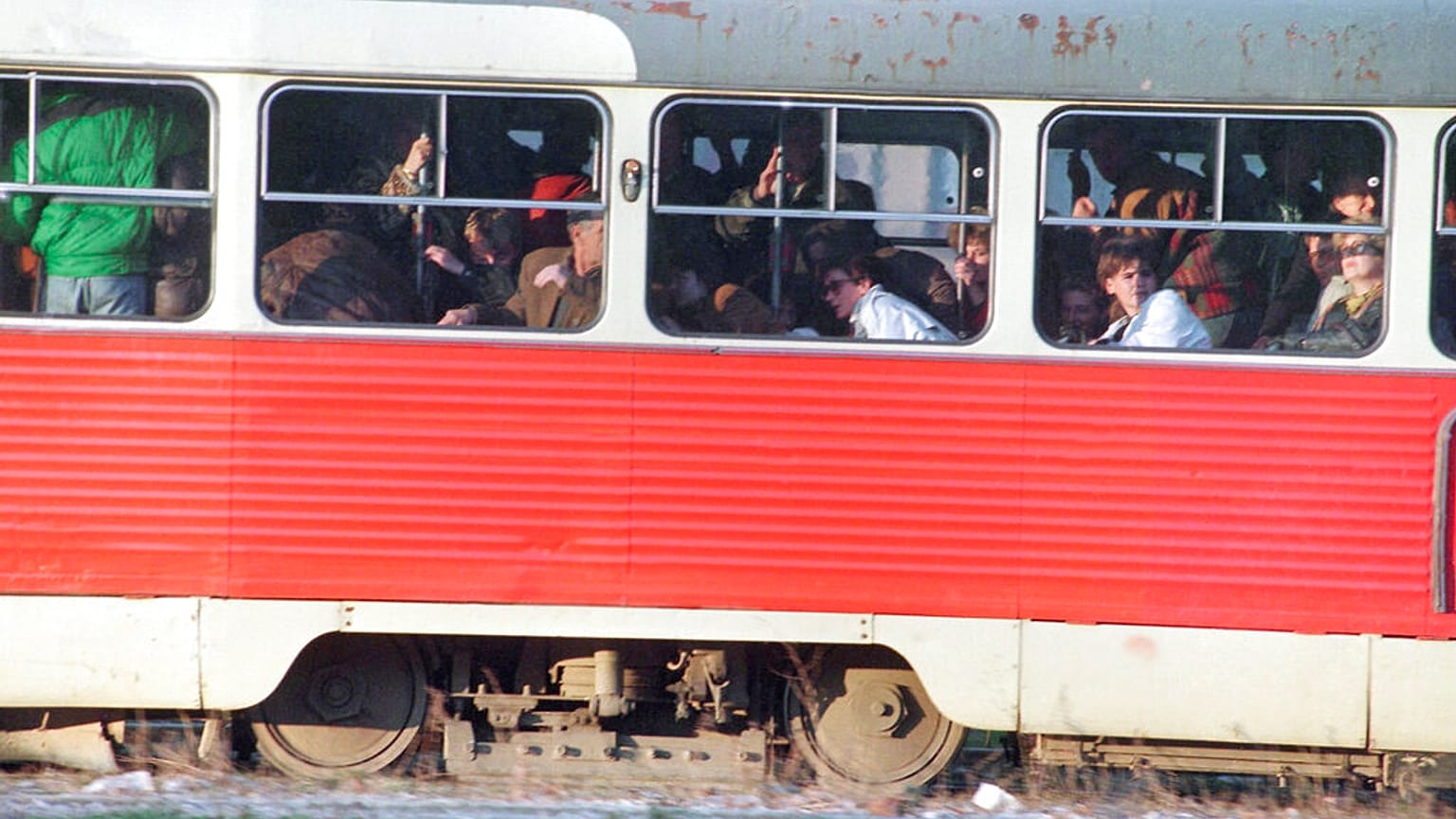 Tram sotto il fuoco di un cecchino a Sarajevo - 23 novembre 1994