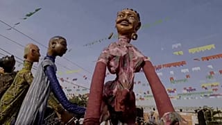 عروسک‌های غول‌پیکر در خیابان‌های باماکو، مالی، ۶ نوامبر ۲۰۲۵ می‌رقصند.