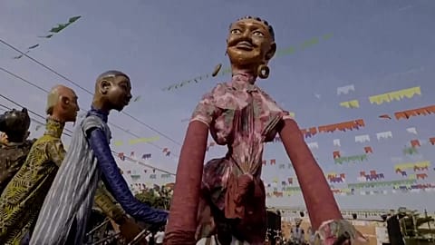 Des marionnettes géantes dansent dans les rues de Bamako, Mali, le 6 novembre 2025.