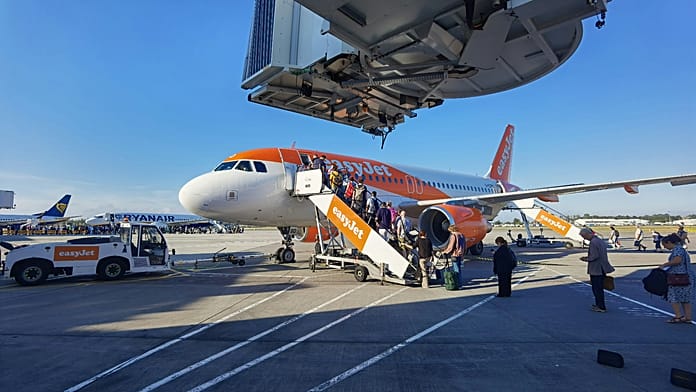 EasyJet 30 anni: guida al volo low cost da 33 euro in Europa 1 Aereo easyJet in volo