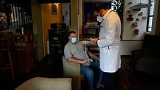 طبيب يقيس ضربات قلب المريض